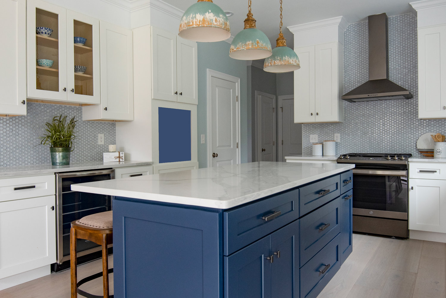 A range of blues adds unexpected panache in the kitchen